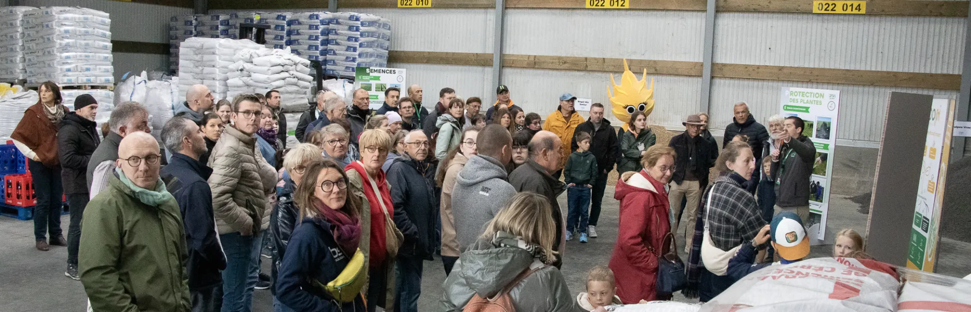 photo d'un groupe de personne lors de la pr&eacute;sentation d'une ligne produit dans le hangar au d&eacute;pot de Meux