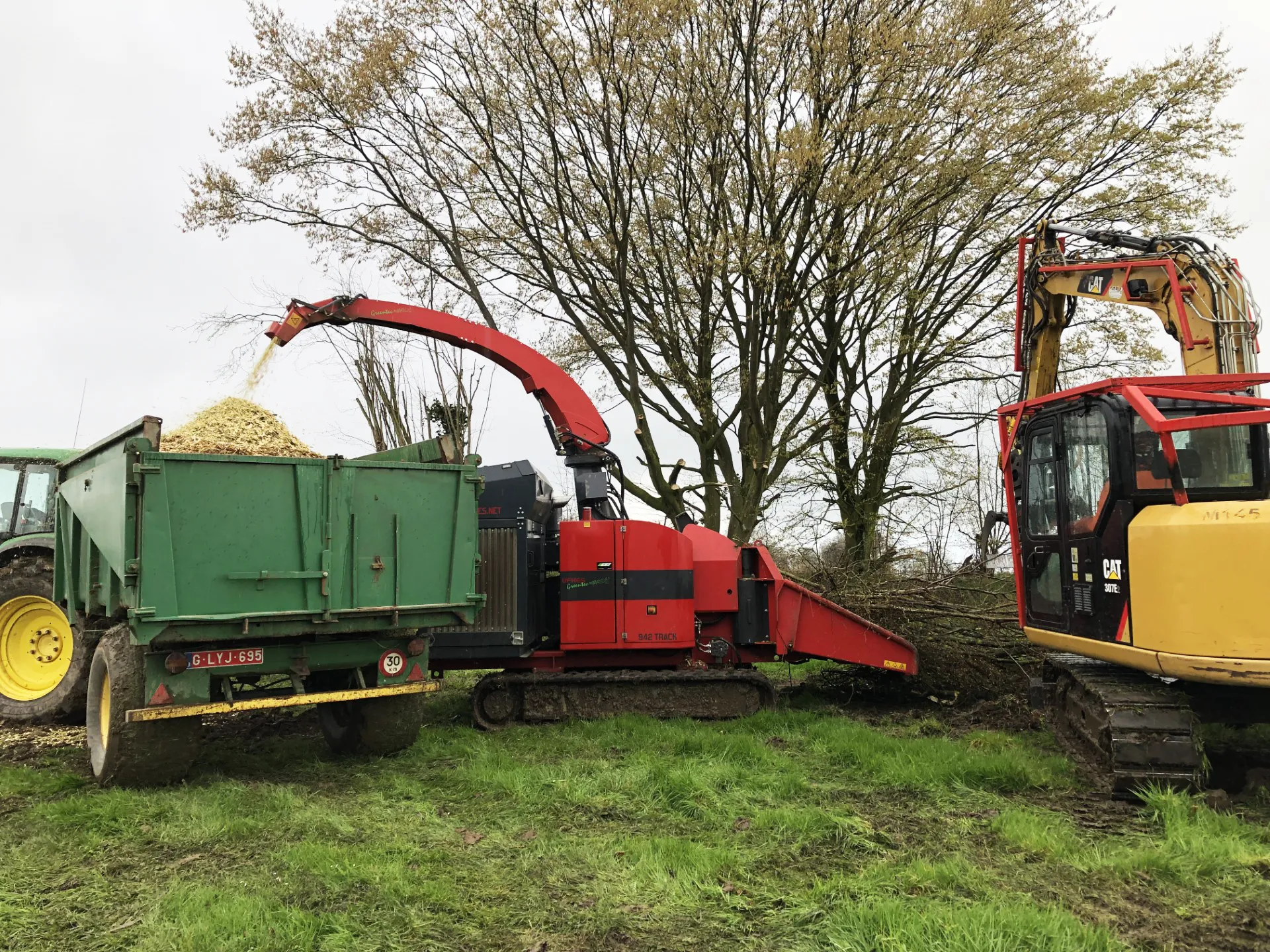 photo de machine agricole pendant la r&eacute;colte et le taillis de haies