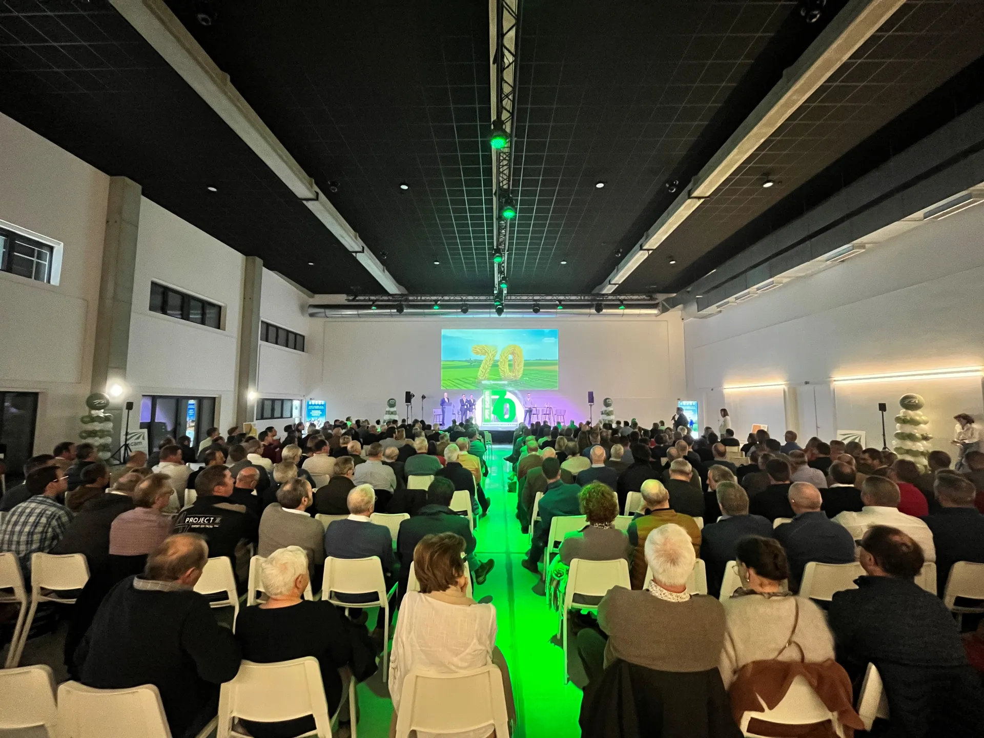 photo repr&eacute;sentant 300 personnes assises participant a une pr&eacute;sentation