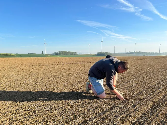 Un conseiller agronome dans un champ