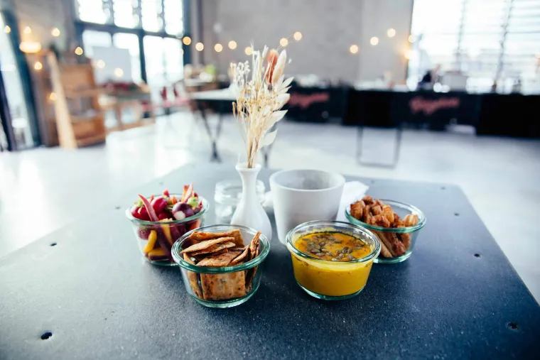 photo d'un mange debout avec un apéro disposé sur la table