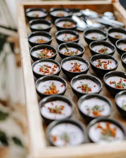 Photo de verrine disposées sur un plateau