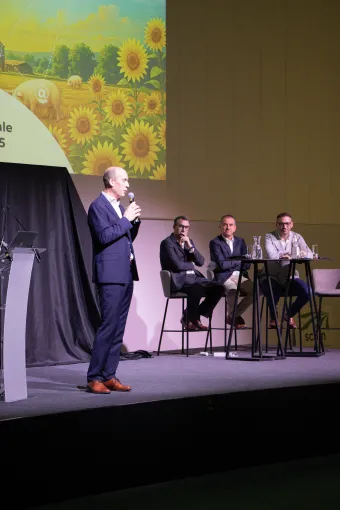 Photo du directeur g&eacute;n&eacute;ral de la SCAM Olivier Debehogne avec en arri&egrave;re plan le Pr&eacute;sident de l'OA, le Pr&eacute;sident du CR et le directeur administratif et financier 