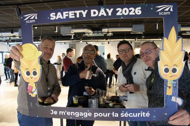 photo repr&eacute;sentant quelques employ&eacute;s avec le cadre photo safety day