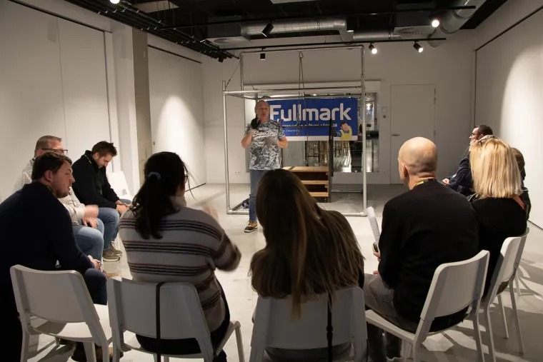 photo repr&eacute;sentant le groupe assis pendant un atelier pr&eacute;sent&eacute; par Fullmark