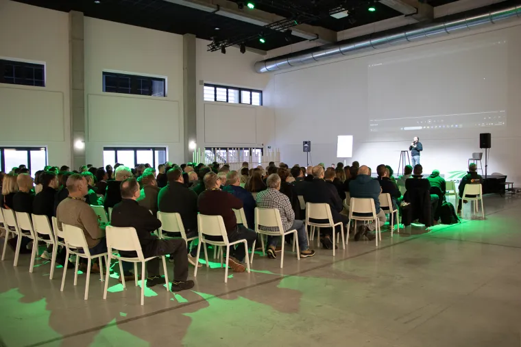 Photo de groupe assis lors d'une conf&eacute;rence au Safety Day