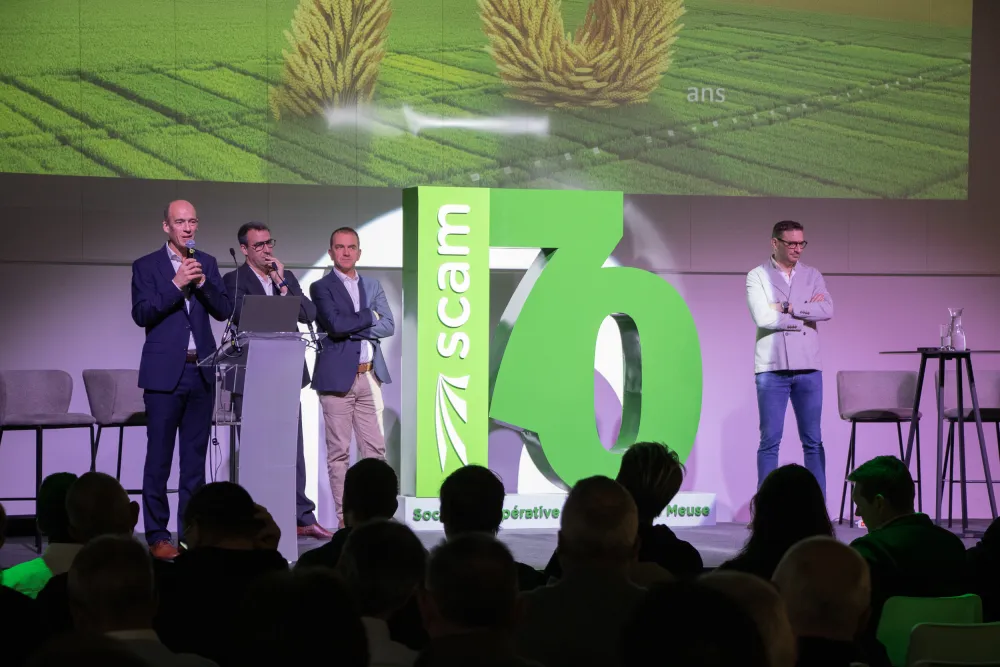 photo repr&eacute;sentant les orateurs sur sc&egrave;ne aux cot&eacute;s du totem SCAM 70