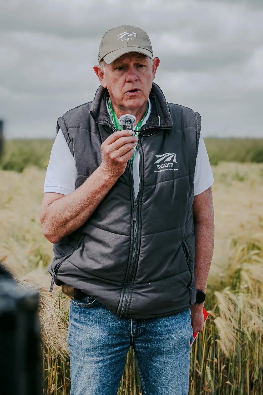 photo d'Alain responsable Semences pendant le tournage sur la plateforme d'essais lors de l'évènement des 70 ans de la SCAM