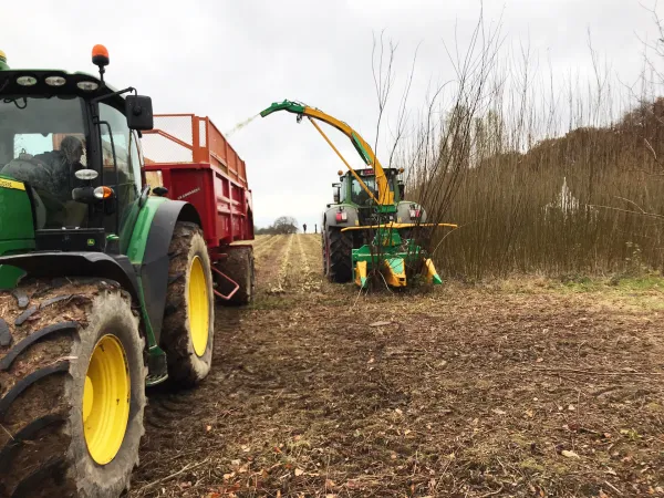photo de machine agricole pendant la r&eacute;colte et le taillis de haies