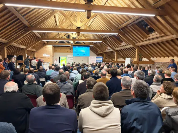photo repr&eacute;sentant un groupe de personnes assistant &agrave; la r&eacute;union technique &agrave; Baulers
